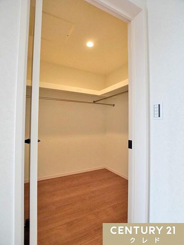 シーズン物のアウターから小物類まで、衣類もたっぷり収納できる、洋服好きにも嬉しい大容量WIC。毎日のお洋服選びも楽しみになりそうです。