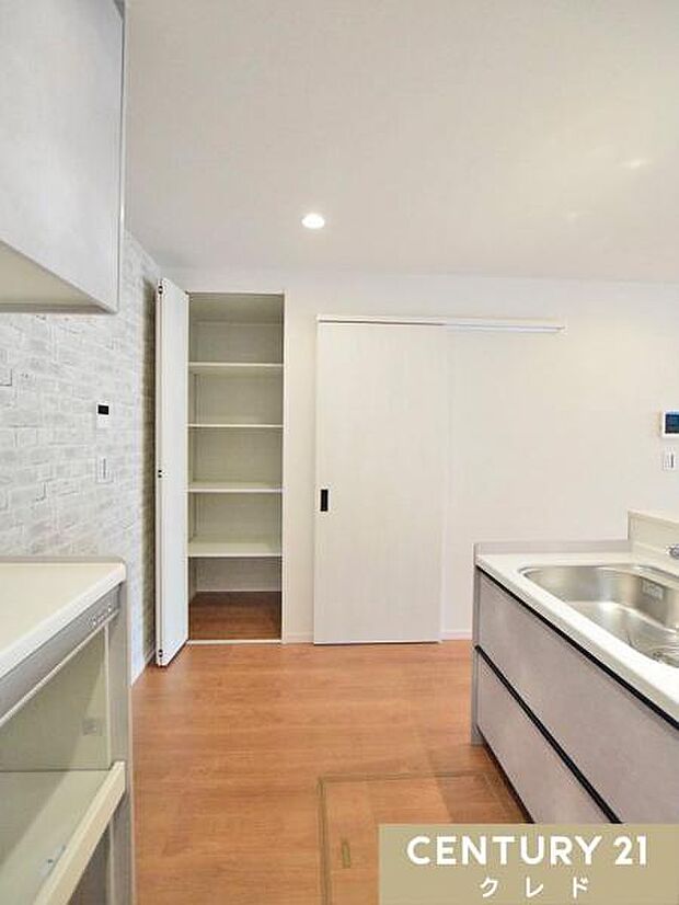 食品のストックや調理家電、日用品などをすっきり片付くパントリー。扉付きで生活感を隠してスッキリとしたキッチンを保てます。