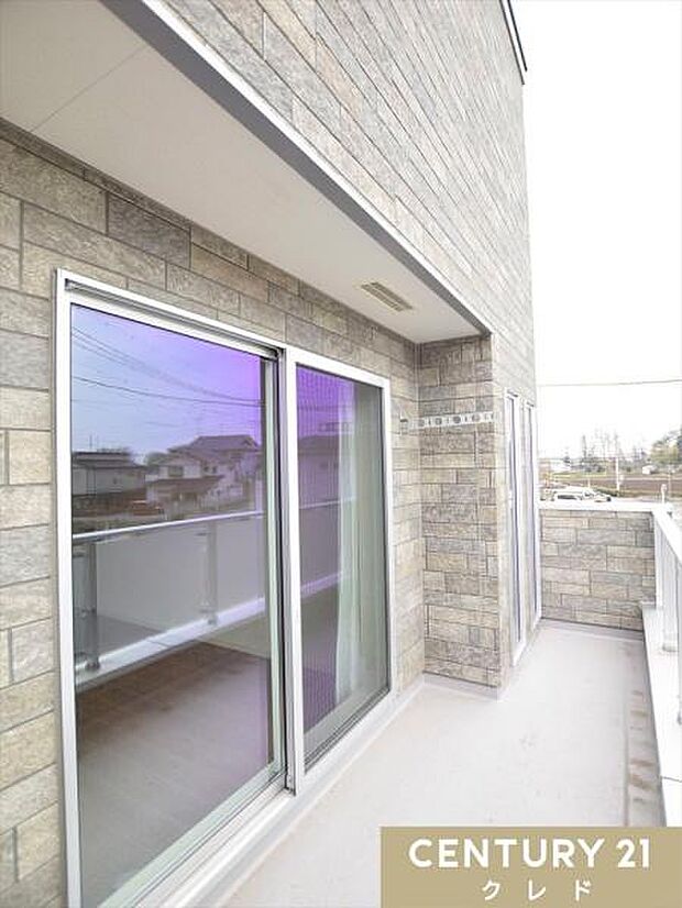 心地よい陽射しと爽やかな風が感じられる南向きバルコニー。日中はたっぷりの光が差し込み、お洗濯物も気持ちよく乾かせます。