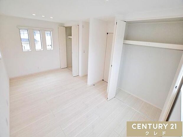 【洋室10.5帖】ライフスタイルの変化に対応できる、2ドア2クローゼット仕様の洋室10.5帖。将来は間仕切りをして、2つの個室としてお使いいただけます。