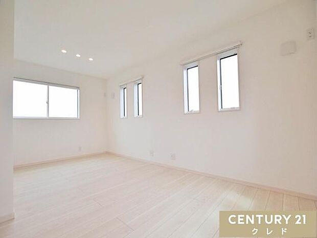 【洋室10.5帖】広々10.5帖の洋室は、家族の寝室やプレイルームとしてゆったりと。将来は間仕切り壁を設けて、2つの個室に分けることができる便利な設計です。