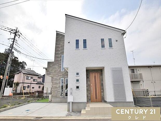 幼稚園まで徒歩2分と毎日の送迎もラクラク。小中学校へも徒歩10分圏内で、お子様の通学も安心の距離です。教育施設が身近に揃う、子育て世代に嬉しい住環境が魅力の物件です。