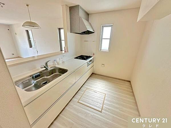 収納豊富なシステムキッチンは動線にゆとりを作り、住空間を広く確保。キッチンツールなどもすっきりと収納することができ毎日のお料理やお掃除も快適に行うことができます。