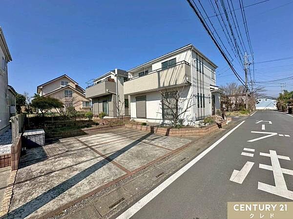 57坪のゆとりある敷地内には3台駐車可能なカースペース付き（車種による）来客時はもちろん、将来お子様が免許取得時に便利ですね。