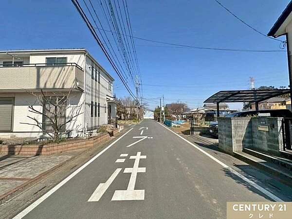 区画整理地内ならではの、美しく整った街並みが魅力です。前面道路の幅が広く、車のすれ違いや駐車もスムーズに行えます。