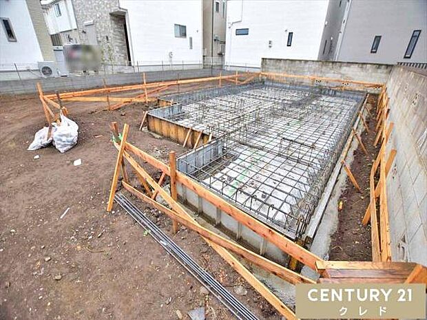 鉄筋の組み立てが完了。コンクリート打設直前の配筋工事の段階です。着々と工事が進んでいます。