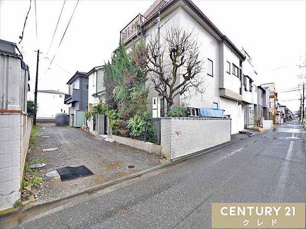 道路から一歩入った立地は通りからの視線が届きにくいのでプライベート感の高い暮らしを叶えます。