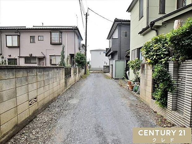 道路から一歩入った立地は通りからの視線が届きにくいのでプライベート感の高い暮らしを叶えます。