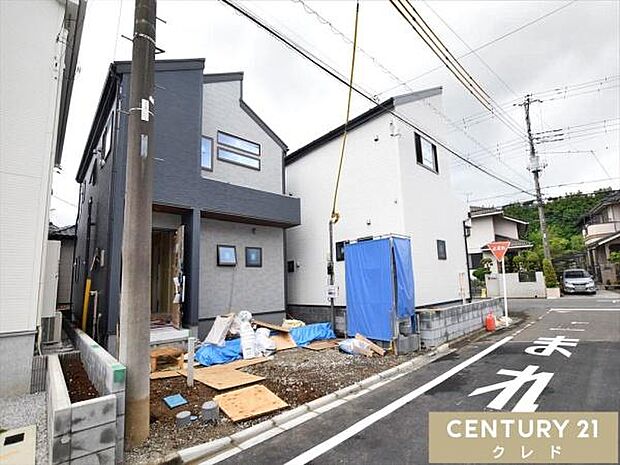 お子様の通学も安心な、霞ヶ関南小学校まで徒歩7分。商業施設も近く、子育て世帯にオススメです。