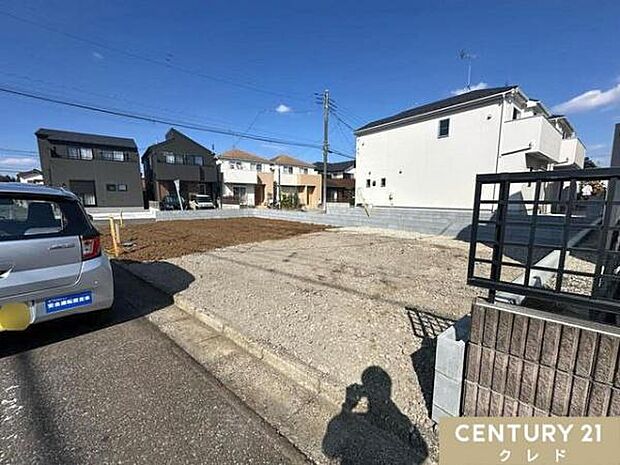 お子様の通学も安心な、霞ヶ関南小学校まで徒歩7分。商業施設も近く、子育て世帯にオススメです。