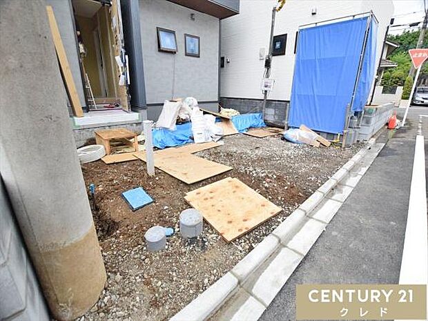 並列2台駐車可能なカースペース付き。来客時はもちろん、将来お子様が免許取得時に便利ですね。
