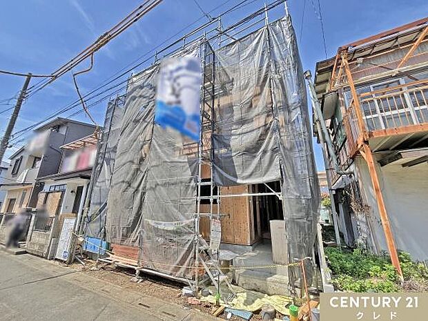 東武東上線「鶴ヶ島」駅から徒歩7分の立地に佇む3LDK。木工事が始まり、ただいまシートに包まれた状態です。