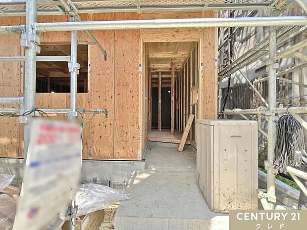 建物の骨組みとなる木材を設置し、基本的な構造を組み立てます。これにより建物の強度や耐震性を確保します。