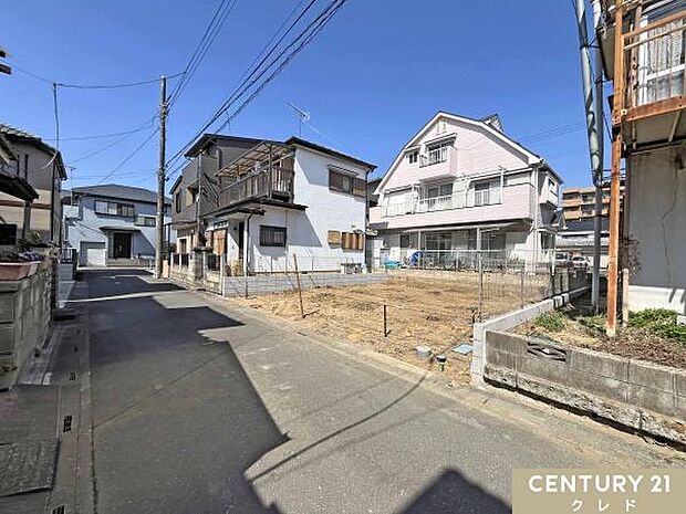 周辺にはスーパーなどの商業施設に加え、教育機関も充実。子育て世帯にも嬉しい、便利で安心な住環境が整っています。