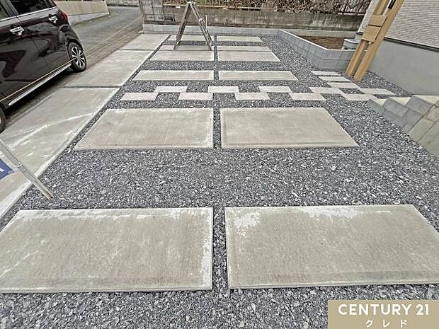 カースペースは3台の車が駐車可能です。しっかりと舗装し、ぬかるまず、靴や車内の汚れにくい足元になります。