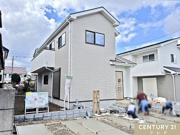 敷地55坪超に佇む全室6帖以上、ゆとりの4LDKまもなく完成!外構も完成に向けて丁寧に施工されています。