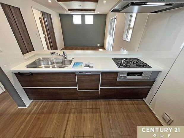 3口コンロや浄水器、家事の時短に大活躍の食洗機など、家事をサポートする設備も充実。デザイン性と機能性を兼ね備えたキッチンです。