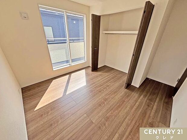 【洋室5.25帖】南東バルコニーに面した陽当り良好な5.25帖の洋室。どんなインテリアにも合わせやすいシンプルな内装で、自分好みの空間づくりをお楽しみいただけます。