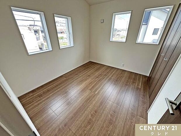 【北側 洋室5.25帖】勾配天井がアクセントになった5.25帖の洋室。複数の窓から自然光がたっぷりと差し込む、明るく心地よいお部屋です。