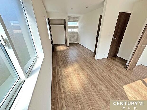 【洋室5.25帖+5.25帖】ドアが2か所あり、将来は間仕切りをして2部屋に分けることも可能。お子様の成長やライフスタイルの変化に合わせて、柔軟に使い方を変えられる便利な空間です。