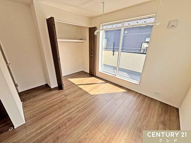 【洋室5.25帖+5.25帖】南東向きの大きな窓からたっぷりと陽光が降り注ぐ、明るい洋室。ドアや収納が2つずつあり、将来は5.25帖の個室2部屋に間仕切りして使うことができます。