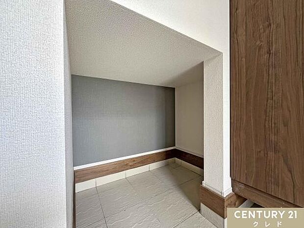 土間収納はお子様の外遊びのおもちゃや、ガーデニンググッズの収納にもぴったり。外で使う汚れがちなアイテムも、室内に持ち込まずにスッキリ保管できます。