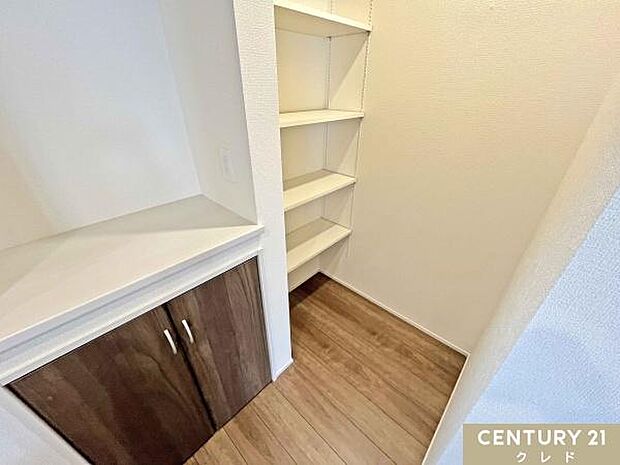 キッチン横には大容量のパントリーを完備。高さ調節が可能な可動棚で、背の高いボトルやストック品も無駄なく収納できます。扉付きの収納も備えており、生活感を隠してスッキリとしたキッチンを保てます。