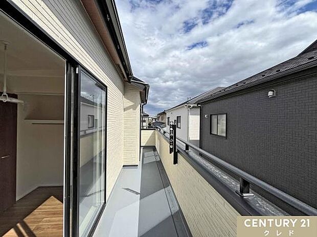 2つの部屋から出入りできる、南東向きの広々としたワイドバルコニー。日中はたっぷりの光が差し込み、お洗濯物も気持ちよく乾かせます。