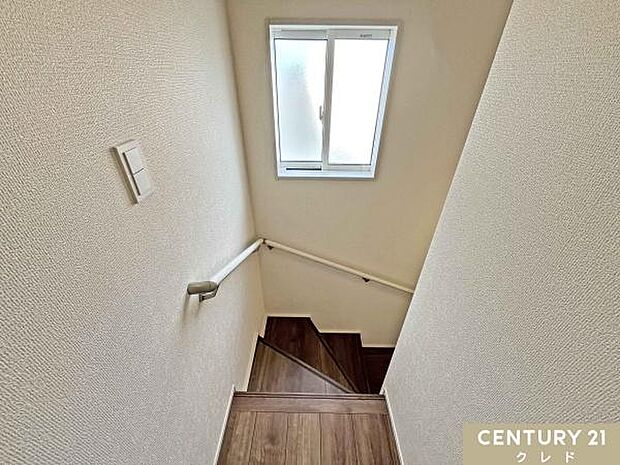 安全性に配慮した手すり付き階段。小さなお子さまやご高齢の方も安全に上り下りできる、ご家族みんなが安心して使えるやさしい設計です。