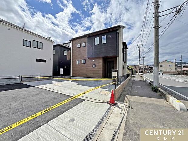 区画整理が進んだきれいな街並みに誕生する全5棟。前面道路は15.5m公道で開放感にあふれ、お子様の通行も安心です。駐車場は並列2台分を確保し、お車の出し入れもスムーズに行えます。