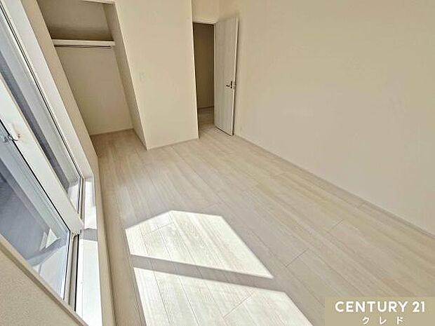 【洋室6帖】勾配天井で開放感のある6帖の洋室。大きな窓から明るい陽射しが差し込む、心地よいプライベート空間です。