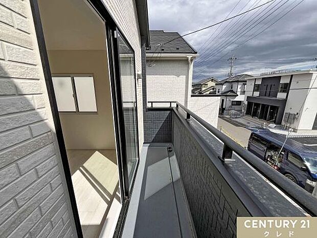 心地よい陽射しと爽やかな風が感じられる南東向きバルコニー。日中はたっぷりの光が差し込み、お洗濯物も気持ちよく乾かせます。