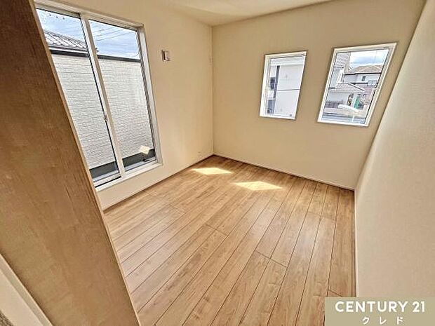 【洋室5.25帖】北東向きのバルコニーへ直接出入り可能な、明るく開放的な洋室。2面の窓から自然光が差し込み、風通しも良好です。