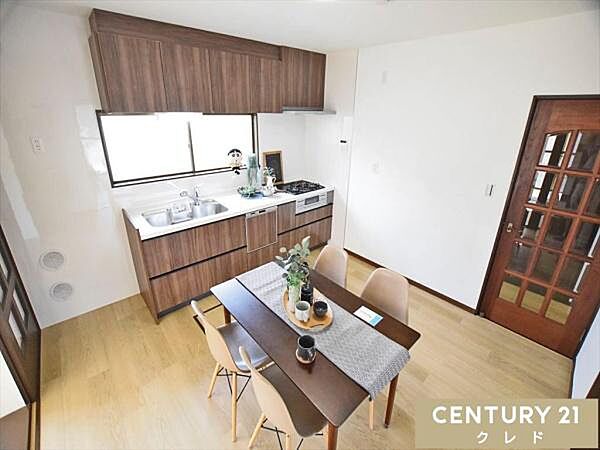 収納豊富なシステムキッチンは動線にゆとりを作り、住空間を広く確保。キッチンツールなどもすっきりと収納することができ毎日のお料理やお掃除も快適に行うことができます。