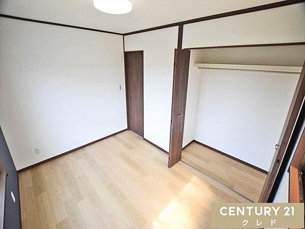 【北側6帖洋室】全居室6帖以上の広さで生活の変化に対応させてお部屋を使うことができます。動線を確保することで掃除もしやすく新居での理想のお部屋作りを楽しめます。