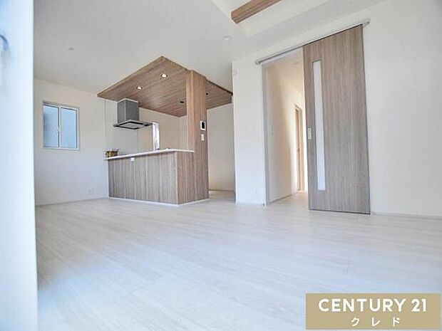 【LDK17.12帖】3面採光×南東向きで陽当り良好なLDK17.12帖。折上天井を配し、開放的な空間となっています。