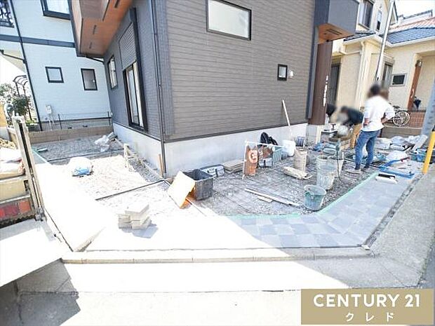 カースペースはL字に2台駐車可能！コンクリートで舗装され、雨の日でもぬかるまず車内のきれいも維持できます。