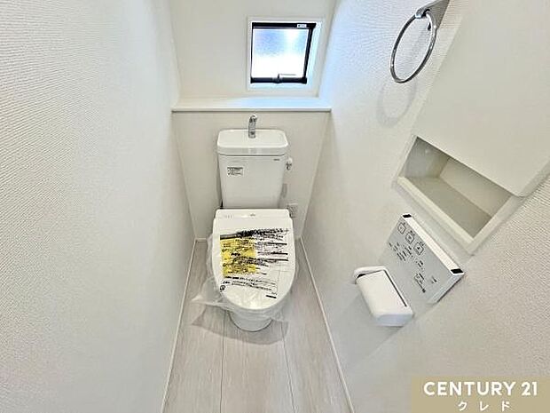 見やすく操作が簡単な温水洗浄便座。壁面にリモコンを設置することにより、楽な姿勢での操作が可能。すっきりとした個室で掃除しやすい設計です。