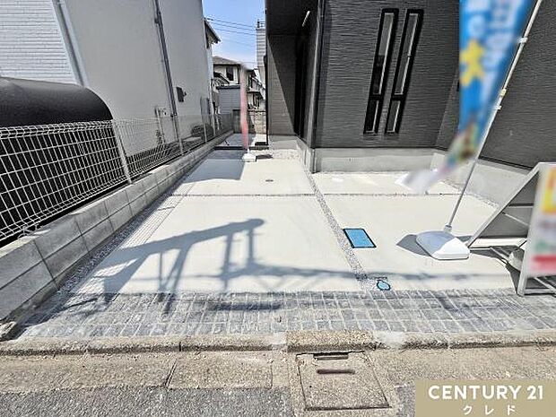 2台を停めることのできる駐車場は、スペースが広く家族の車や来客も余裕を持って駐車可能。出入りも快適で効率的にスペースを使えます。