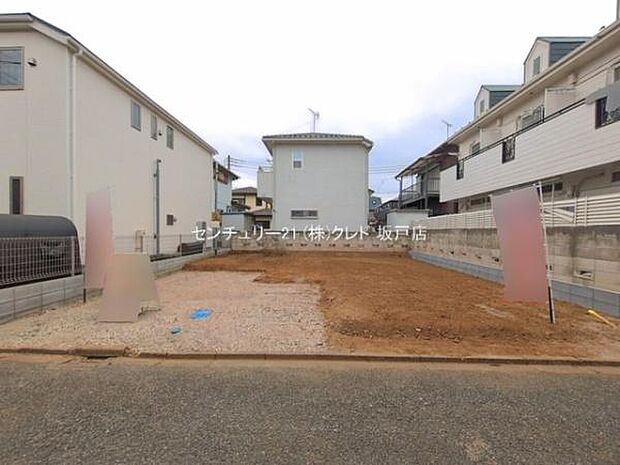 現在更地の状態です。これから建築がスタートします。完成まで随時お写真を更新いたします。