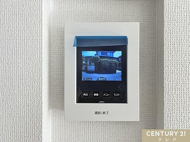 【TVモニター付きインターホン】女性の一人暮らしや高齢者世帯も安心の防犯設備。手が離せない状況でもモニター越しに来訪者を確認。ドアを開ける前に来訪者の顔を映像で確認できます。