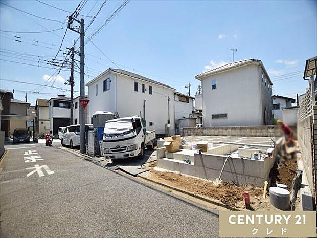 現在は基礎工事中です。床全面と立ち上がりを鉄筋コンクリートで施工することで、安心して暮らせる地震に強い基礎を造ります。