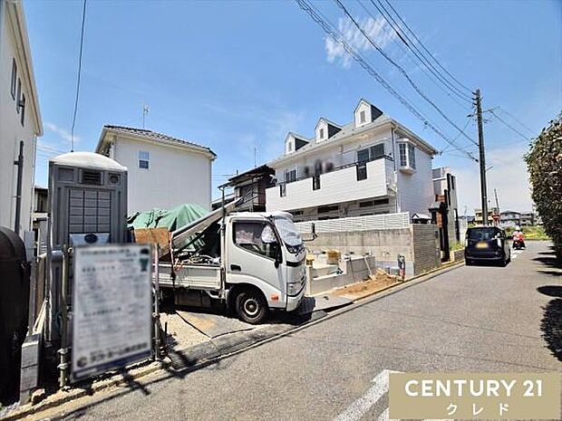 スーパーやコンビニ、ドラッグストアなど日常のお買い物に必要な施設が徒歩圏内に揃う、暮らしやすい環境です。