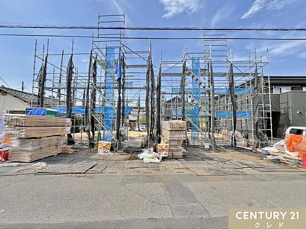 基礎が完成し、足場が取り付けられていました。まもなく建物の骨組みとなる木工事が始まります。