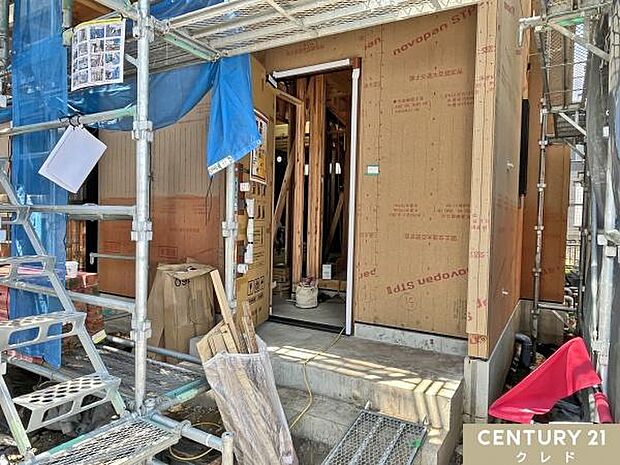 玄関にはドアが付いていました。室内では壁紙、床材、設備機器取り付けなど、室内の細かい作業を行っています。