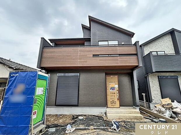 お住まいの耐久性・デザイン性を左右する外壁材が取り付けられました。風雨や紫外線に強く、長期間にわたり建物を保護します。