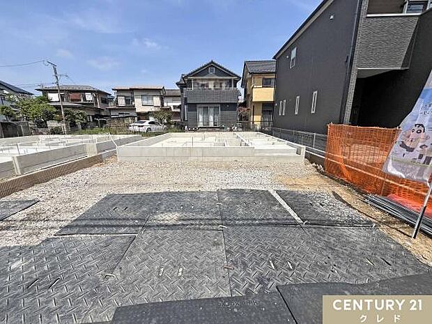 南側4.2mの公道に面した、陽光あふれる明るい立地が魅力！駐車場はお車の出し入れがスムーズな並列2台分を確保しました。