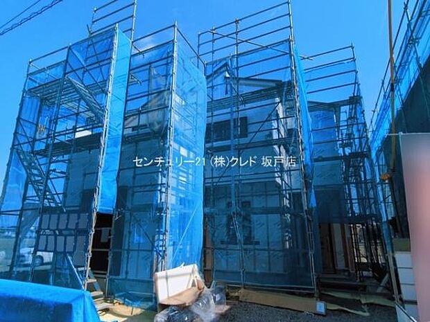 建物を雨水や湿気から守る防水シートの施工中。これにより、カビや腐食を防ぎ、家を長持ちさせます。
