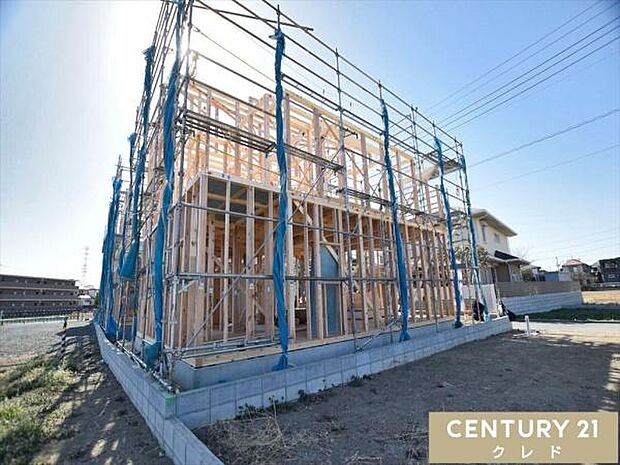 並列2台駐車可能なカースペース付き！毎日の通勤やお子様の送り迎えなど、車移動がメインの方にも嬉しいですね。