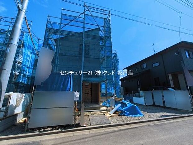 建物を雨水や湿気から守る防水シートの施工中。これにより、カビや腐食を防ぎ、家を長持ちさせます。